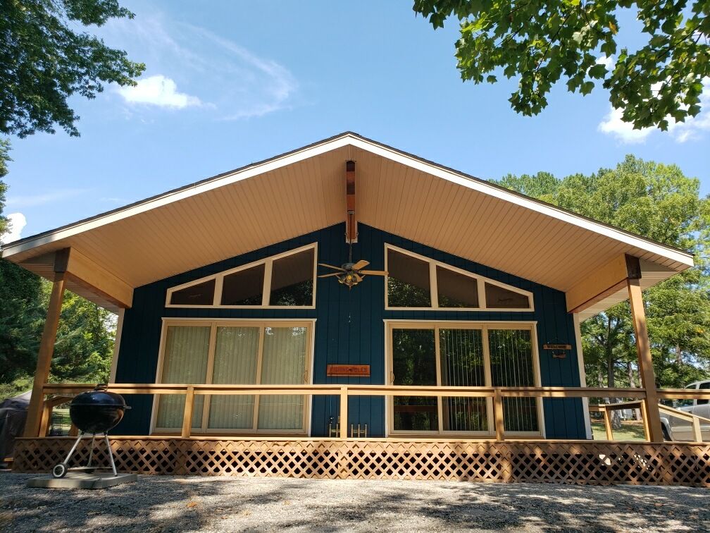 Exterior of The Boathouse cabin in Lakeview, Arkansas